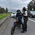 Revisión. Miembros de la Policía Nacional durante un control de motos registrado en el norte de la capital.