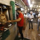 Upito Recargado. Es el apodo del esposo de Noemí, con el cual es conocido en La Saiba, lo que fue aprovechado para abrir el negocio.