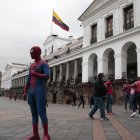 Situación. Los ciudadanos continuaron ayer con sus actividades, ajenos a lo que se discutía al interior de Carondelet.
