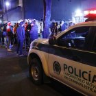 Policía, medios de comunicación y seguidores de la banda Foo Fighters acuden a las afueras del hotel Casa Medina donde fue encontrado el cuerpo sin vida del baterista de la agrupación, Taylor Hawkins, ayer en Bogotá (Colombia).