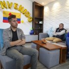 El ecuatoriano Diego Moncayo (i), habla en una entrevista a EFE acompañado por sus padres Jeaneth Mendoza (d) y Raúl Moncayo, el 25 de marzo de 2022, en Quito (Ecuador).