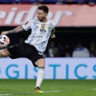 Lionel Messi, atacante de la selección de fútbol de Argentina, fue registrado este viernes la patear un balón para anotarle un gol a Venezuela, durante un partrtido de las eliminatorias sudamericanas al Mundial FIFA de Catar 2022, en el estadio La Bombonera, en Buenos Aires (Argentina).