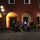 Diversión. Decenas de jubilados comparten partidas de naipes en la plaza Sebastián de Benalcázar, en Quito.