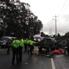 Asistencia. Miembros de la Policía acudieron al sitio del siniestro. El tránsito vehicular se complicó la tarde este sábado.