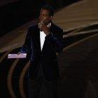 Chris Rock sorprendido luego del altercado con Will Smith.