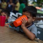 Fotografía de archivo de un niño en un comedor.