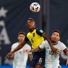 Lionel Messi (d) y Pervis Estupiñán (i) volverán a medirse en un duelo a nivel de selecciones.