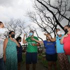 Los habitantes de la ciudadela Guayacanes viven con el temor de que las ramas de los árboles viejos les caiga sobre sus cabezas o viviendas.