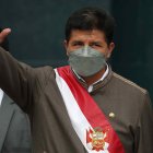 El presidente del Perú pedro Castillo  a su salida del Congreso, hoy en Lima (Perú). El Congreso de Perú debate y vota en Lima una moción de vacancia presentada por un sector de la oposición política contra el presidente Pedro Castillo, que en caso de recibir un mínimo de 87 votos de los 130 de la cámara obligará al mandatario a dejar la jefatura del Estado. EFE/ Paolo Aguilar