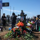 Familiares del soldado ucraniano Syvorotka Oleksii (44), quien murió en Mykolaiv en un ataque aéreo ruso, asisten a su funeral en Odessa.