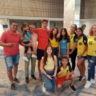 Jeremy Sarmiento (c) junto a sus padres, hermanas, sobrinos, primos y un tío, que lo llegaron a saludar previo al compromiso de hoy ante la selección argentina.