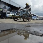 La administración del Mercado debe hacerse cargo de la reparación de los cráteres. Este año se firmó con convenio con la Empresa de Obras. Además, los autos que ingresan pagan el parqueadero.