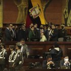 La presidenta Guadalupe Llori fue rodeada por asambleístas que pedían se incluya nuevos artículos en una moción.