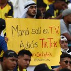 Hinchas ecuatorianos llevaron ingeniosos carteles al estadio.