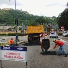 Calle. Los trabajadores del Municipio realizaron el bacheo provisional.