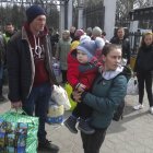 Los ucranianos evacuados de Mikolaiv esperaban ayer un tren en una estación ferroviaria de Odesa.