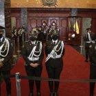 Reacción. Policías se apostaron, en doble fila, en los exteriores del pleno del Palacio Legislativo para evitar el ingreso al salón de sesiones.