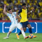 Gonzalo Plata (d) de Ecuador disputa un balón con Nicolás Tagliafico de Argentina hoy, durante el partido entre Ecuador y Argentina por las eliminatorias sudamericanas para el mundial de la FIFA Catar 2022, en Guayaquil (Ecuador).