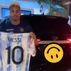 Byron Castillo mostró la camiseta de Lionel Messi tras el partido jugado en el Monumental.