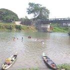 El cuerpo estaba flotando en un afluente del cantón Salitre.
