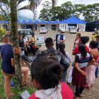 Fotografía cedida por la Defensoría del Pueblo de habitantes reunidos con integrantes de la Defensoría del Pueblo hoy en Puerto Leguízamo (Colombia).