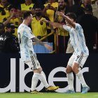 Julián Álvarez de Argentina celebra un gol con su compañero Lionel Messi (i), el 29 de marzo de 2022, antes del inicio del partido entre Ecuador y Argentina por las eliminatorias sudamericanas para el mundial de la FIFA Catar 2022, en Guayaquil (Ecuador).