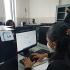 Una estudiante rinde la prueba Transformar en un aula de la Universidad de Guayaquil, el martes 29 de marzo de 2022