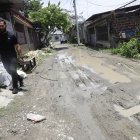 Quienes residen desde la manzana C72 hasta la C78 deben hacer malabares para no resbalar y caer en el lodo y charcos que se forman al pie de sus viviendas, durante el invierno.