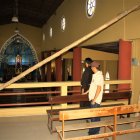 Muros. Las cañas se han colocado para impedir que los feligreses se sienten en el sitio, bajo las torres.