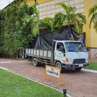 Lugar. La sepultura de los cadáveres se hizo detrás de lonas de plástico negro.