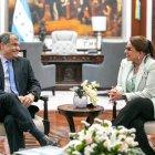 El expresidente Rafael Correa junto con la presidenta de Honduras, Xiomara Castro.
