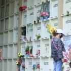 Ignorados. Las personas acuden para visitar a sus parientes. Los no identificados quedan relegados de las flores y los recuerdos.