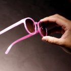 Vista de unas gafas de la marca Sajú recién elaboradas con plástico reciclado, el 16 de marzo de 2022 en Bogotá (Colombia). El plástico se reutiliza en una tienda en Bogotá para convertirse en gafas de manos de un particular mono, el que representa a la marca Sajú, una empresa colombiana que hace del reciclaje una actividad divertida y personalizada para darle una segunda vida a un material desechable que ahora puede transformarse en tu montura. EFE/ Mauricio Dueñas Castañeda