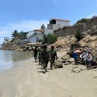 Militares. Recorren las playas de la Península para hallar a los ladrones.