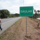 Un hombre camina por la única vía que conduce al lugar donde se construirá el nuevo aeropuerto de Guayaquil.