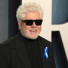 El director de cine Pedro Almodóvar en la fiesta de Vanity Fair posterior a los Óscar.