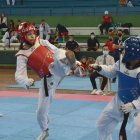 Anggelina Cedeño (i) dando una demostración de su capacidad sobre el tatami en un torneo nacional.