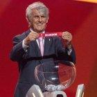 El papel con el nombre de Ecuador en el sorteo del Mundial sostenido por Bora Milutinovic.