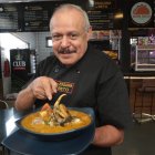 Opción. En el Mercado del Río se muestra la fanesca de mariscos de La Esquina de Beto. En este lugar varios locales ofrecen el platillo tradicional.