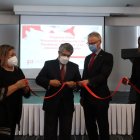 Acto simbólico entre el embajador de Alemania en Ecuador, Philip Schauer; el subsecretario de Articulación y Asuntos Internacionales de Salud de la Vicepresidencia, Agustín Páez; el viceministro de Gobernanza de Salud Pública, José Rúales; la directora ejecutiva del INSPI, Gulnara Borja y el representante de la Organización Panamericana de Salud OPS/OMS, Óscar Barreneche. La cita tuvo lugar en Quito, el 31 de marzo de 2022.