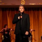 Fotografía cedida por Hecho a Mano Music donde aparece el cantautor Ricardo Montaner quien publicó este viernes su nuevo sencillo "El día que me quieras", el popular tema que inmortalizó Carlos Gardel y que es un adelanto de su próximo álbum, "Tango", un trabajo discográfico con el que vuelve a sus raíces argentinas.