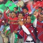 Los integrantes de la barra del Mushuc Runa, con su vestimenta tradicional e instrumentos, alientan en cada partido al conjunto que juega como local en Echaleche.