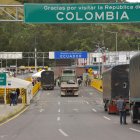 Camiones cruzan la frontera de Ecuador y Colombia en Tulcán (Ecuador), en una fotografía de archivo.