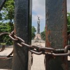 Cadenas. Tanto en el parque Centenario como en el lineal de la Kennedy, hay puertas que están encadenadas.