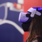 Una joven recorre el Mobile World Congress de Barcelona (MWC), probando unas gafas virtuales.