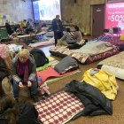 Varias personas permanecen en el interior de la estación de metro "Héroes de Dnipra", este lunes en Kiev (Ucrania). En lo peor de la guerra en la capital ucraniana, unas 15.000 personas se refugiaron de las bombas en el metro de Kiev, ciudad que ahora respira con la retirada de las tropas rusas, aunque todavía unos 4.000 kievitas siguen viviendo en el subterráneo porque no se fían de las intenciones rusas.