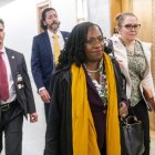 Washington (Usa), 04/04/2022.- Supreme Court nominee Judge Ketanji Brown Jackson arrives for a meeting with Democratic Senator from Virginia Mark Warner during a break in the Senate Judiciary committee"s business meeting to vote on her nomination on Capitol Hill in Washington, DC, USA, 04 April 2022. (Estados Unidos) EFE/EPA/SHAWN THEW