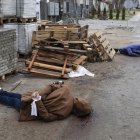 El cadaver de un hombre con las manos atadas a la espalda yace en un calle de la pequeña localidad ucraniana de Bucha, cerca de Kiev.