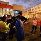 Familiares de reos asesinados, esperan información en los exteriores del centro forense en la ciudad de Cuenca (Ecuador), este 3 de marzo de 2022.