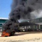 En los videos se observó que los reos prendieron fuego a llantas en el patio del reclusorio